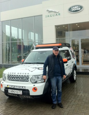 Александр Пикуленко и экспедиционный автомобиль Эха в дилерском центре Jaguar Land Rover
